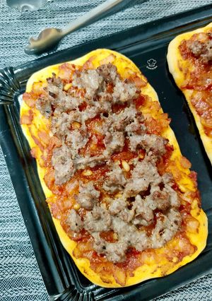 Foto principal de Coca al romero con tomate, piñones y butifarra de cebolla caramelizada