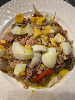 Una foto de Ensalada de verduras asadas con atún