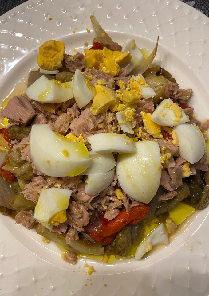 Una foto de Ensalada de verduras asadas con atún