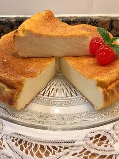 Una foto de Tarta de queso fresco (o ricotta), manzana y Baileys