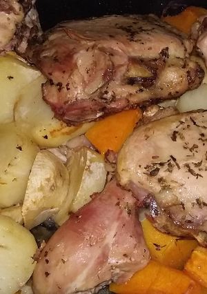 Una foto de Pollo con papas y calabaza