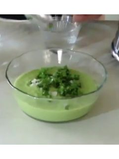 Una foto de Salsa verde con aguacate