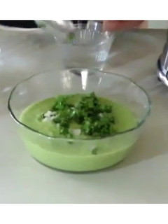 Una foto de Salsa verde con aguacate