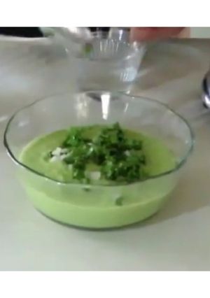 Una foto de Salsa verde con aguacate