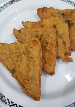 A picture of Bread pakoda.