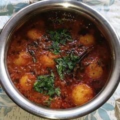 A picture of Lasaniya Bateta (Spicy Baby Potato With Garlic).