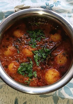 A picture of Lasaniya Bateta (Spicy Baby Potato With Garlic).
