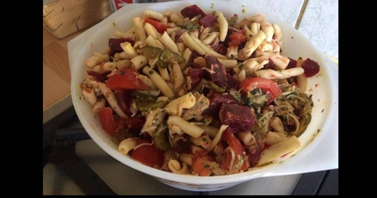 Salade de maccheronis betteraves tomates mozzarella et cornichons américains au thon de Mila
