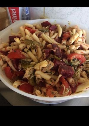 Une photo de Salade de maccheronis betteraves tomates mozzarella et cornichons américains au thon