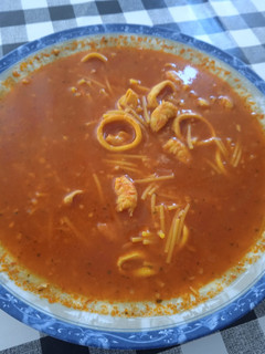 Una foto de Fideos con calamares y langostinos