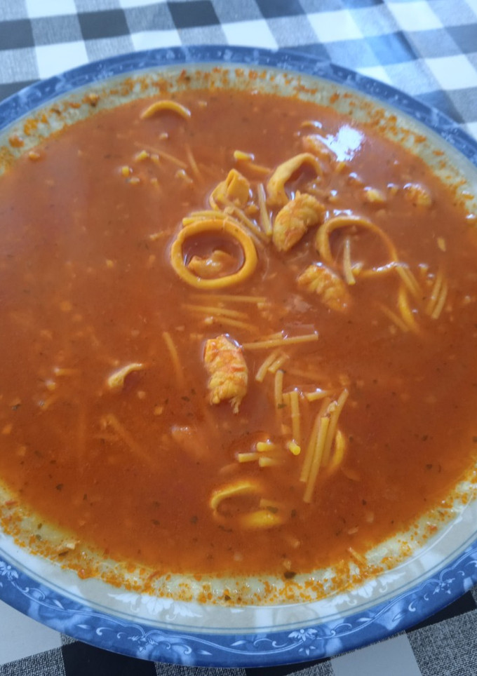 Una foto de Fideos con calamares y langostinos