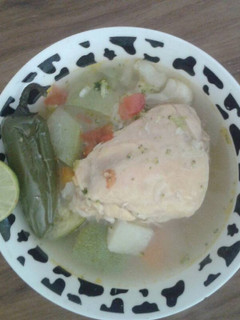 Una foto de Caldo de pollo con verdura y arroz