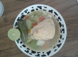Una foto de Caldo de pollo con verdura y arroz