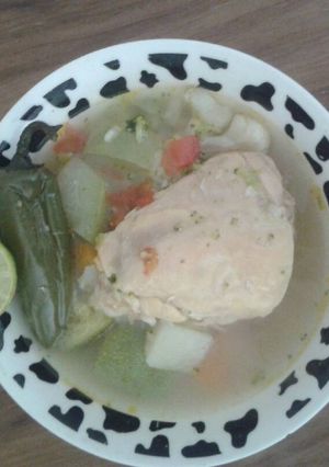 Una foto de Caldo de pollo con verdura y arroz