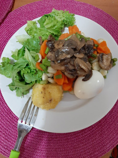Una foto de Ensalada de verduras y champiñones salteados