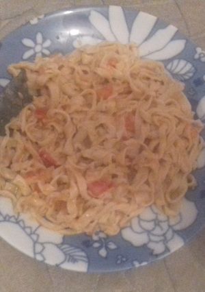 Una foto de Masa tradicional para fideos con una salsa simple de tomate