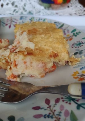 Una foto de Pastel de patata y zanahoria con jamón y queso