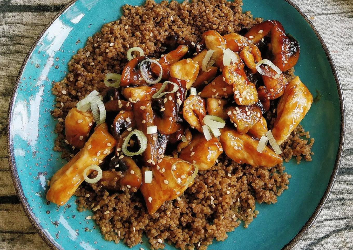 Pollo y champiñones al teriyaki con quinoa