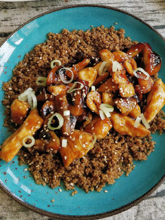 Una foto de Pollo y champiñones al teriyaki con quinoa