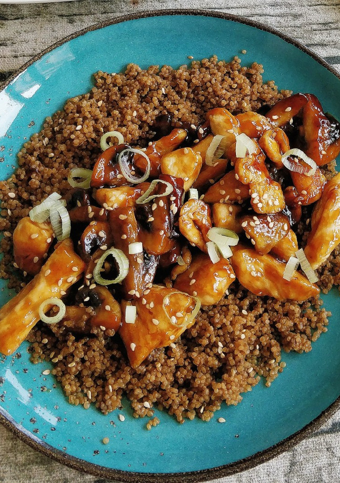 Una foto de Pollo y champiñones al teriyaki con quinoa