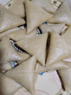 A picture of Qeema samosas.