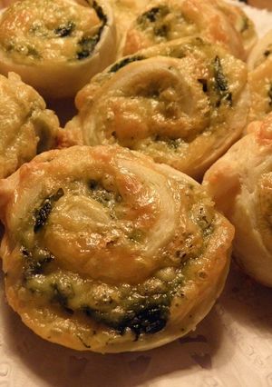 Una foto de Pizza en rollos de verdura y queso