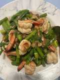 ผัดดอกหอม + ถั่วลันเตา ใส่กุ้ง ￼
