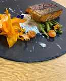 Salmón marinado en aceite de uva con salsa de alcaparras