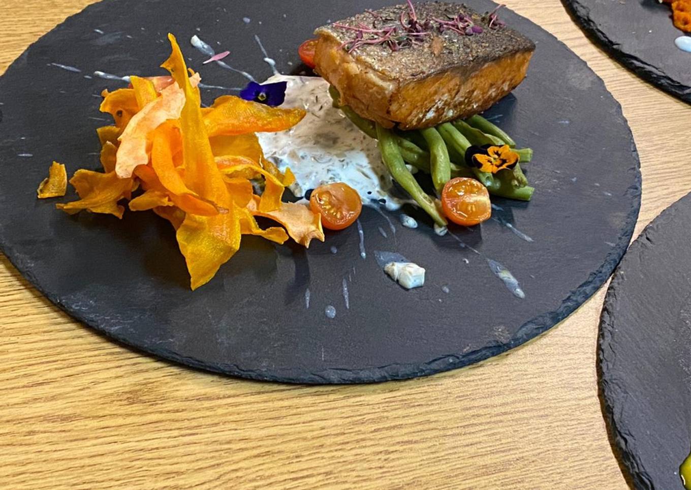 Salmón marinado en aceite de uva con salsa de alcaparras