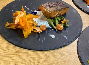 Una foto de Salmón marinado en aceite de uva con salsa de alcaparras