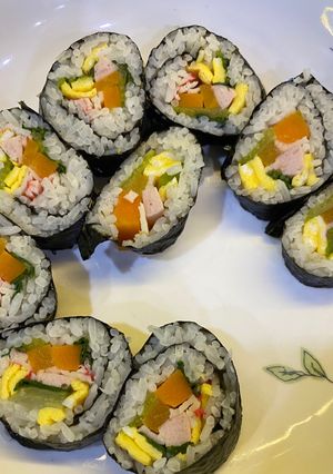 Hình của món Kimbap Hàn Quốc (김밥) - Cơm Cuộn Rong Biển.