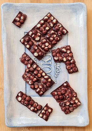 Una foto de Chocolate helado con quinoa inflada 🫠 🍫 🥥 🌱 😋
