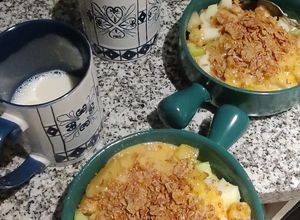 Una foto de Frutas blancas con yogurt y cereales