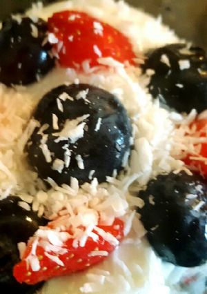 A picture of Yogurt parfait with berries n oats😍.