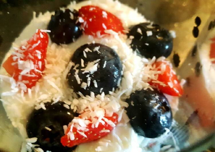 Steps to Make Favorite Yogurt parfait with berries n oats😍