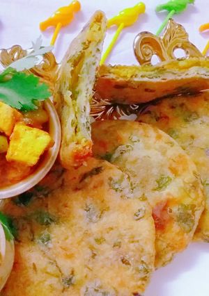 A picture of Methi Kachori.