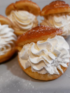 Una foto de Lionesas con cobertura de caramelo rellenas de nata