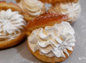 Una foto de Lionesas con cobertura de caramelo rellenas de nata