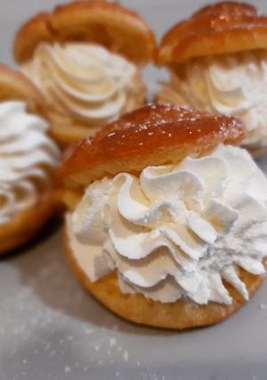 Una foto de Lionesas con cobertura de caramelo rellenas de nata