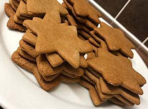 Una foto de Gingerbread biscuits • Galletas de jengibre