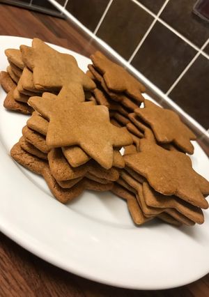 Una foto de Gingerbread biscuits • Galletas de jengibre