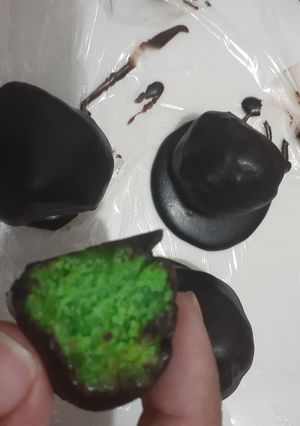 A picture of Cake Balls.