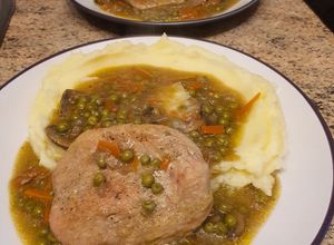 Foto principal de Pechuga de pavo en salsa de brandy con portobello y vegetales