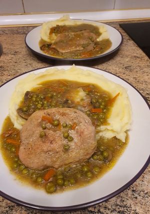 Una foto de Pechuga de pavo en salsa de brandy con portobello y vegetales