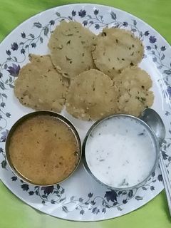 व्रत के चावलों की पूरी और रसेदार आलू की सब्जी रेसिपी मुख्य फोटो