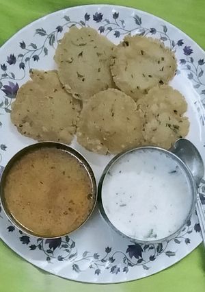 व्रत के चावलों की पूरी और रसेदार आलू की सब्जी रेसिपी मुख्य फोटो