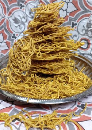 बेसनाची शेव (besan sev recipe in marathi) रेसिपी चे मुख्य फोटो