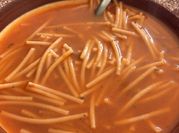 Una foto de sopa de fideos