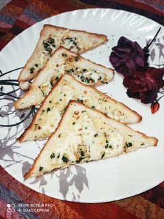 चीज़ गार्लिक ब्रेड (Cheese garlic bread recipe in Hindi) रेसिपी मुख्य फोटो