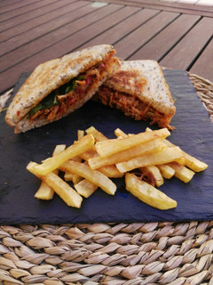 Una foto de Sándwich de pollo mechado